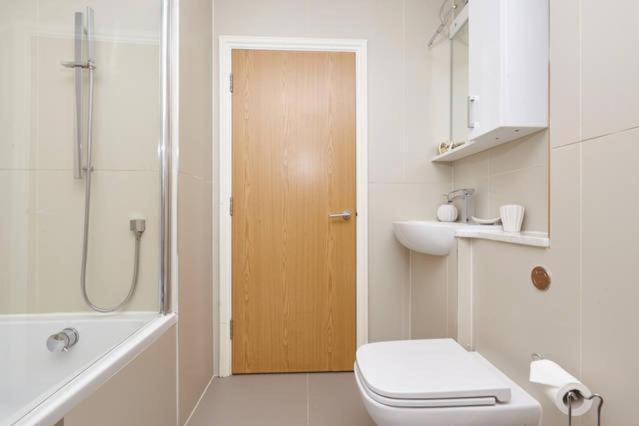 Three Bedroom Apartment By Beautiful Park Londres Exterior foto